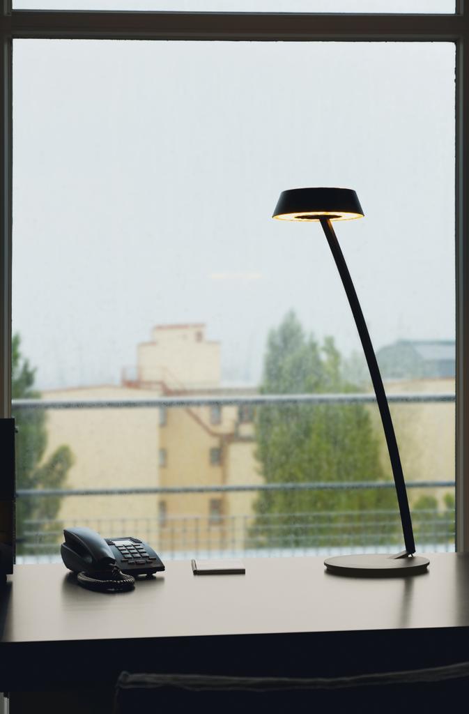 Oligo - Tischleuchte gebogen Glance-Tischleuchte-Oligo--TOJU Interior