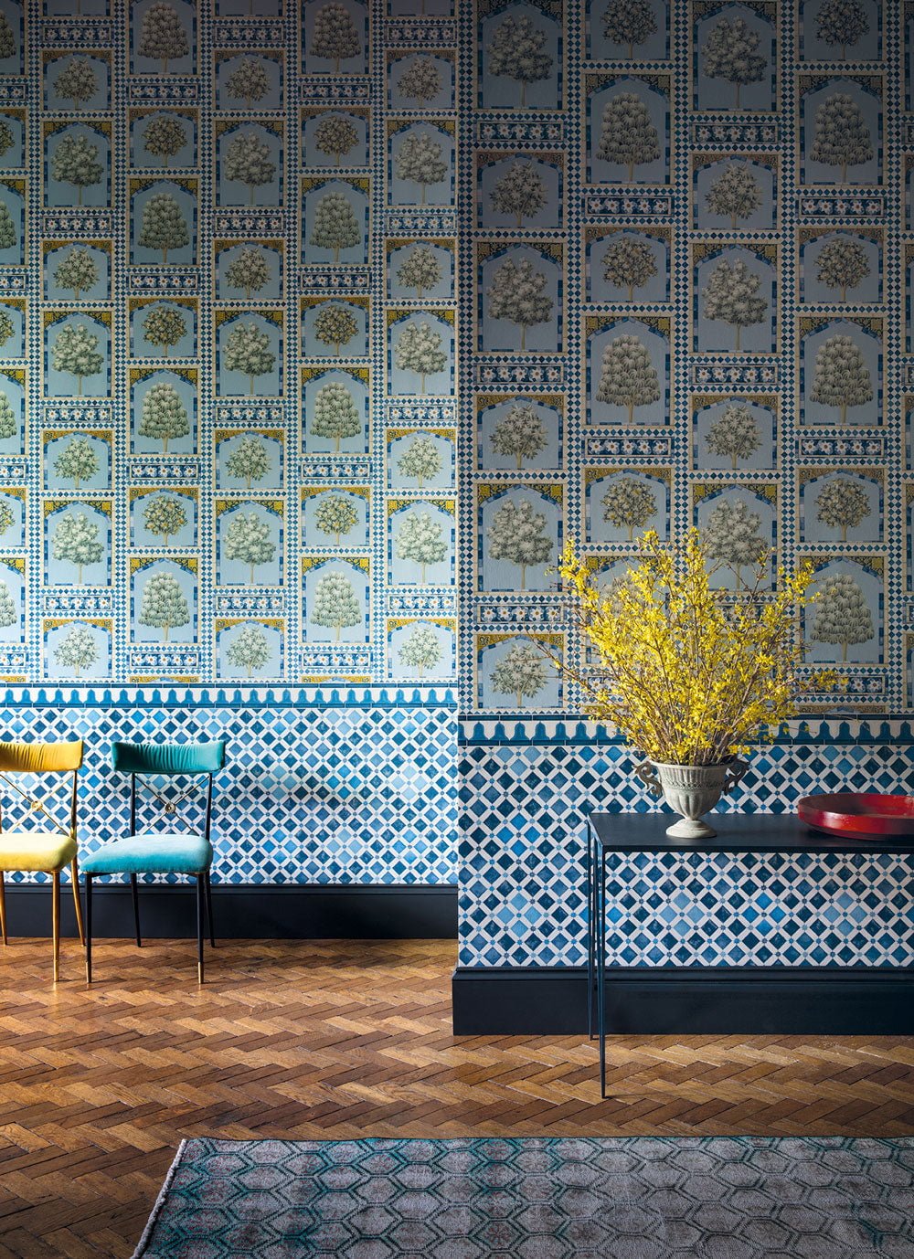 Cole & Son Sultan's Palace China Blue & Ochre 113/10029 – Raumansicht mit Zellige 113/11032 und Zellige Border 113/12036