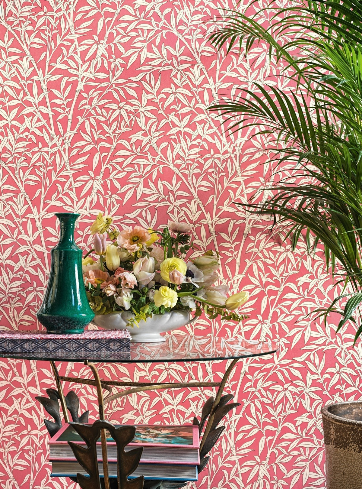 Cole & Son Bamboo Forest Chalk on Rouge 127/1001 – Raumansicht