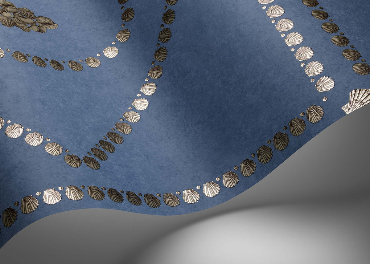 Cole & Son Fornasetti Conchiglie Gilver on Denim – Raumansicht