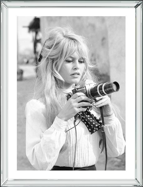 Brookpace Fine Art - Brigitte Bardot Camera-Wandbild-Brookpace Lascelles-Manhattan / Spiegelrahmen-TOJU Interior