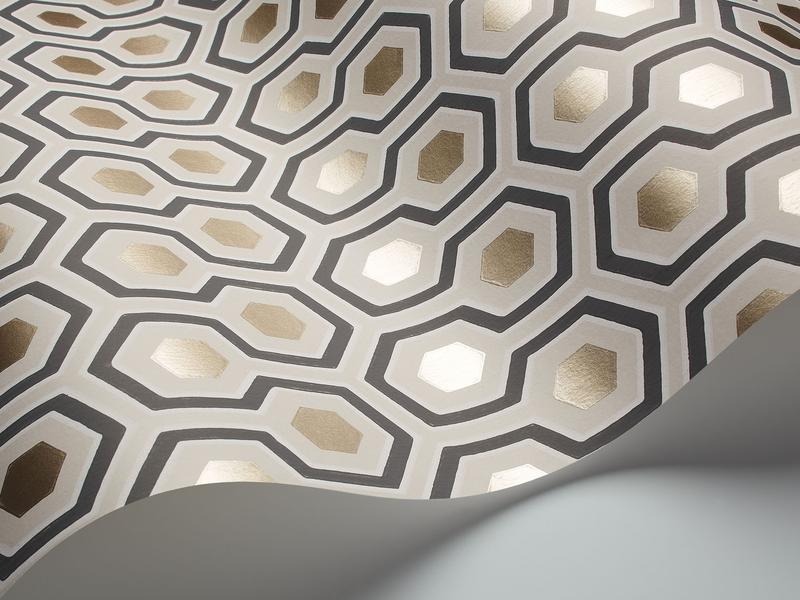 Cole and Son - Tapete Hicks Hexagon Wallpaper-Tapeten-Cole & Son-Charcoal & Metallic Gilver auf Grey 95/3016-TOJU Interior