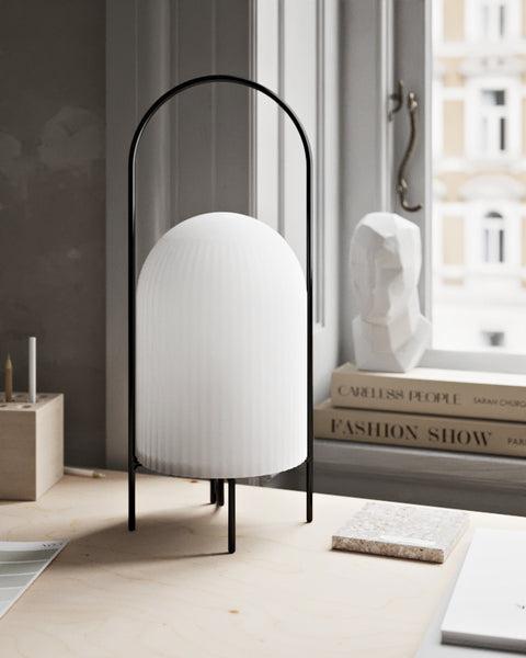 Woud - Bodenleuchte Ghost, schwarz / weiß-Leuchten-Woud-TOJU Interior