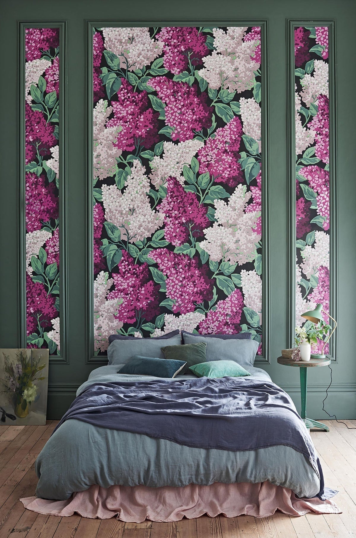 Cole & Son Lilac Grandiflora – Magenta & Blush on Charcoal (115/15045), Raumansicht