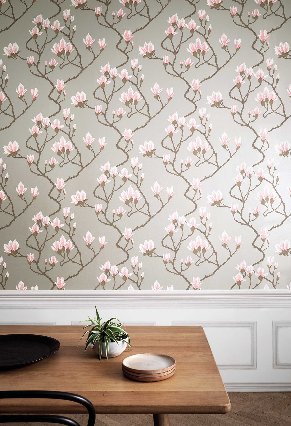 Cole & Son Magnolia – Alabaster on Metallic Silver – 72/3010