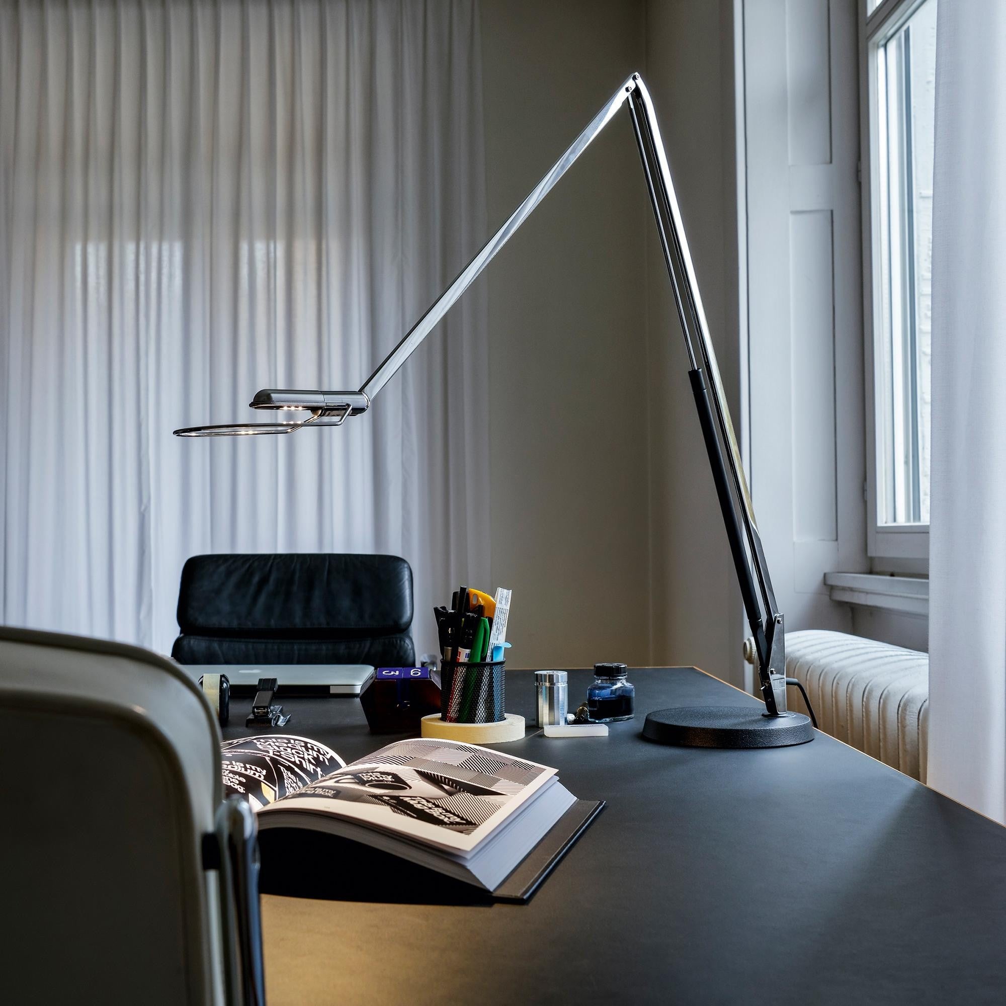 Belux - Lifto LED Schreibtischleuchte mit Fuß-Tischleuchte-Belux-TOJU Interior -