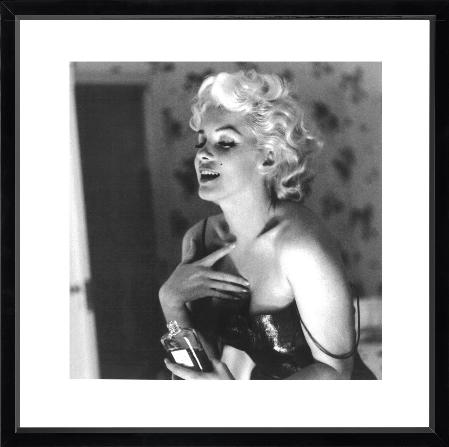 Brookpace Fine Art - Marilyn Monroe Chanel No. 5-Wandbild-Brookpace Lascelles-Studio / Lackrahmen schwarz-TOJU Interior