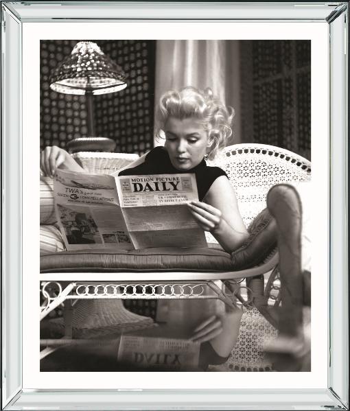 Brookpace Fine Art - Marilyn Monroe Reading Newspaper-Wandbild-Brookpace Lascelles-Manhattan / Spiegelrahmen-TOJU Interior