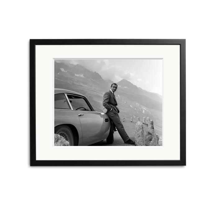 Sonic Editions - Wandbild - Sean Connery and his Aston Martin-Wandbild-Sonic Editions-M - 50x40cm-Schwarz-TOJU Interior